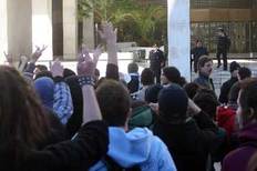 Σήμερα, Δευτέρα, οι μαθητές θα πραγματοποιήσουν στις 12:00 καθιστική διαμαρτυρία έξω από τη Γενική Αστυνομική Διεύθυνση Αττικής στη λεωφόρο Αλεξάνδρας,