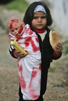 Ένα μικρό κορίτσι από την Παλαιστίνη κρατά την κούκλα του, την οποία έχει τυλίξει με ένα συμβολικά αιματοβαμμένο πανί. Σύμφωνα με σημερινό δημοσίευμα των Times, το Ισραήλ χρησιμοποίησε τις απαγορευμένες βόμβες λευκού φωσφόρου. 