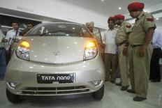 Κυκλοφορεί από σήμερα στην Ινδία, το Tata-Nano, το πιο φτηνό αυτοκίνητο στον κόσμο.
