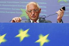 Ο επίτροπος της ΕΕ για θέματα βιομηχανίας, Guenter Verheugen, ανακοινώνει τη συμφωνία με τους κατασκευαστές κινητών.