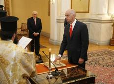 Στις 11:00, ορκίστηκε, απο τον Αρχιεπίσκοπο Ιερώνυμο, πρωθυπουργός, ενώπιον του Προέδρου της Δημοκρατίας, ο Γιώργος Παπανδρέου. 