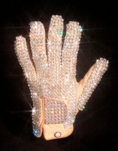 Το γάντι, ένα από τα 70 αντικείμενα του Τζάκσον που βγήκαν σε δημοπρασία στη Νέα Υόρκη, πωλήθηκε σε τιμή εννέα φορές μεγαλύτερη από την αναμενόμενη.