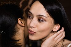 «Μην πλησιάζετε πολύ πριν ή κατά τη διάρκεια του φιλιού και αποφύγετε να περάσετε στον προσωπικό χώρο του άλλου»