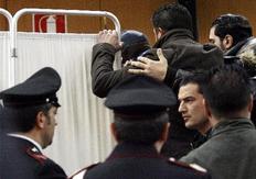 Παραβάν τοποθετήθηκαν ανάμεσα στον μάρτυρα και στο κοινό.
