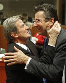 Ο Γάλλος υπουργός Μπερνάρ Κουσνέρ (αριστερά) με τον Ολλανδό ομόλογό του, Μαξίμ Φερχάγκεν.