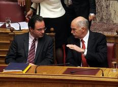 Σε συνεχείς συσκέψεις για οικονομική πολιτική και ασφαλιστικό παραβρίσκονται οι Γ. Παπανδρέου και Γ. Παπακωνσταντίνου (φωτό αρχείου).