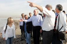 Στην παραλία του Αλίμου βρέθηκε το πρωί ο πρωθυπουργός όπου, παρουσία του ιδίου και της υπουργού Περιβάλλοντος Τίνας Μπιρμπίλη, ξεκίνησε η κατεδάφιση αυθαίρετων κτισμάτων