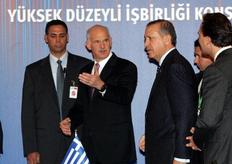 Ο πρωθυπουργός Γιώργος Παπανδρέου μαζί με τον Τούρκο ομόλογό του Ταγίπ Ερντογάν στην ιδρυτική Σύνοδο του Ανώτατου Συμβουλίου Συνεργασίας Ελλάδος - Τουρκίας