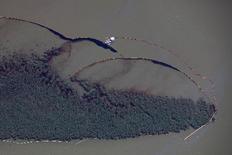 Στην αεροφωτογραφία φαίνεται η προσπάθεια καθαρισμού των ακτών της Λουιζιάνα από ειδικά συνεργεία.