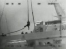 Ισραηλινός κομάντο κατέρχεται στο τουρκικό σκάφος από ελικόπτερο . 