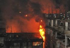 Τουλάχιστον 108 άτομα έχασαν την ζωή τους, χθες, στο Μπαγκλαντές όταν τυλίχτηκαν στις φλόγες πολλά κτηριακά συγκροτήματα στην πρωτεύουσα της χώρας Ντάκα