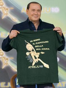«Είμαι ο καπετάνιος της ψυχής μου» γράφει το μπλουζάκι που κρατάει ο Σίλβιο Μπερλουσκόνι