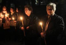 Επιζώντες της σφαγής του Διστόμου κρατούν κεριά έξω από την Γερμανική Πρεσβεία σε μία διαμαρτυρία διεκδίκησης αποζημιώσεων την περασμένη εβδομάδα.