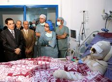 Ο Μπουαζίζι αυτοπυρπολήθηκε από απελπισία στην Τυνησία. Στη φωτογραφία, όταν δέχτηκε την επίσκεψη του πρώην προέδρου. 