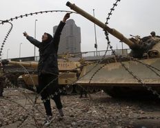 Διαδηλωτές και άρματα μάχης αντιμέτωποι στην πλατεία Ταχρίρ του Καΐρου