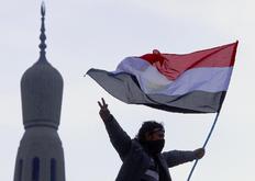 Διαδηλωτής της αντιπολίτευσης μπροστά από τζαμί στην πλατεία Ταχρίρ του Καίρου