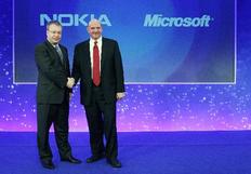 Ο διευθύνων σύμβουλος της Nokia, Στίβεν Έλοπ, και ο διευθύνων σύμβουλος της Microsoft, Στιβ Μπάλμερ, ανακοινώνουν την συνεργασία των εταιρειών τους
