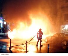 Κατάσβεση πυρκαγιάς σε αυτοκίνητο (φωτό αρχείου).