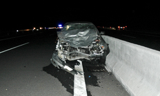 Το ΙΧ υπέστη μεγάλες υλικές ζημιές, ενώ η οδηγός, σοκαρισμένη από το ατύχημα, μεταφέρθηκε ελαφρά τραυματισμένη στο Νοσοκομείο Καστοριάς 